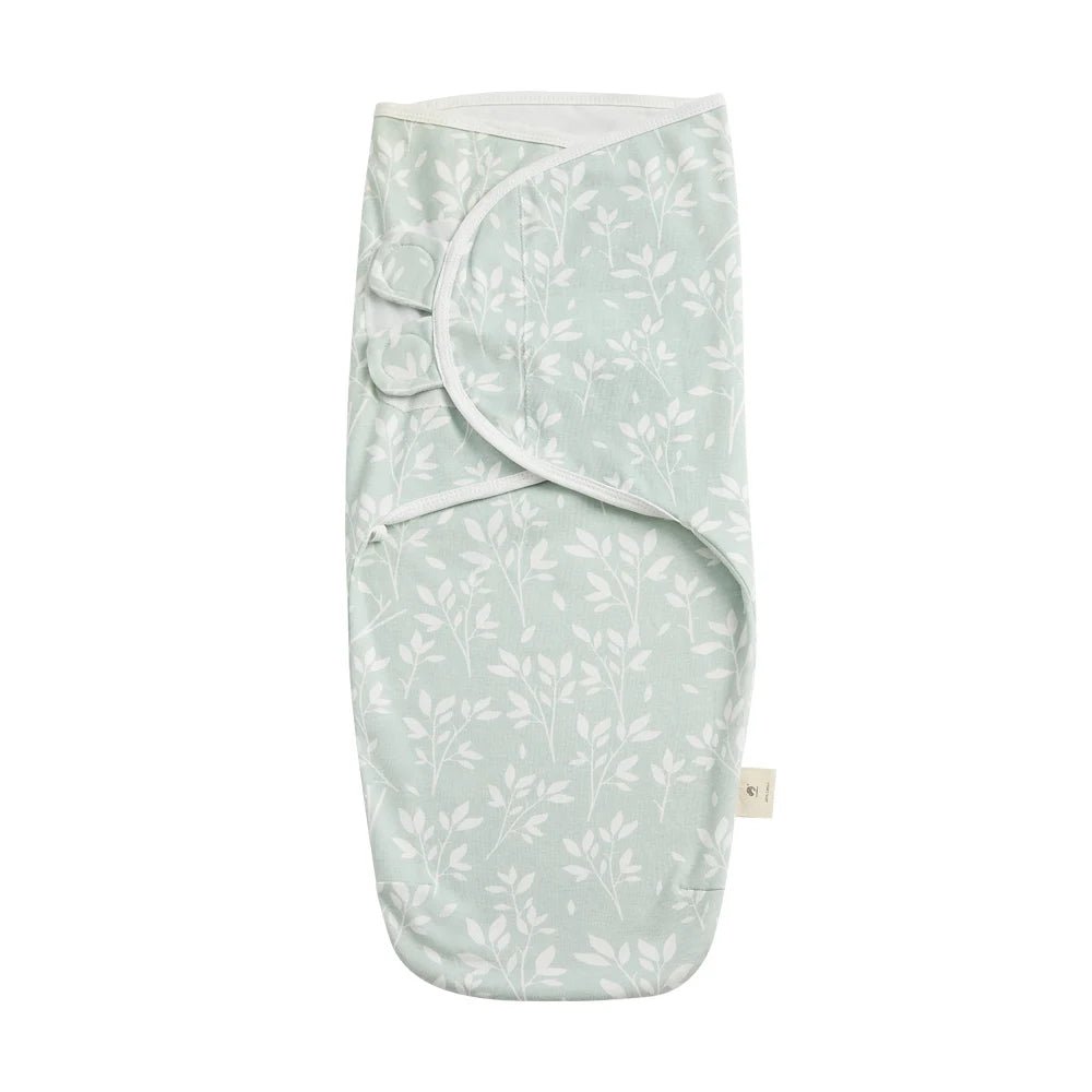Gigoteuse d’emmaillotage pour bébé en coton vert d’eau à motifs feuillage blancs, douce et confortable – Kalinatur.
