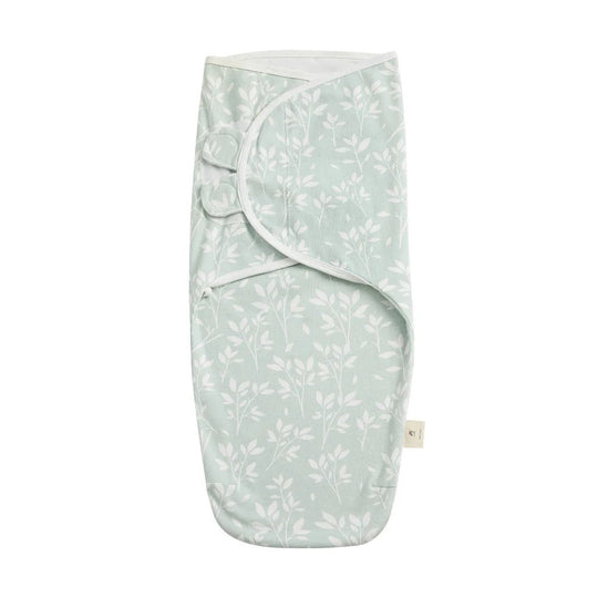 Gigoteuse d’emmaillotage pour bébé en coton vert d’eau à motifs feuillage blancs, douce et confortable – Kalinatur.
