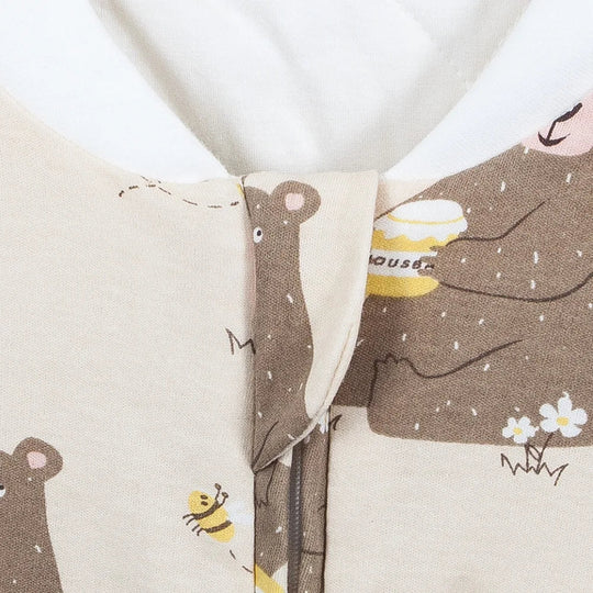 Zoom sur le col doux et la protection de fermeture éclair de la gigoteuse à jambes pour bébé, motif ourson et abeilles, en coton chaud et moelleux – Kalinatur.