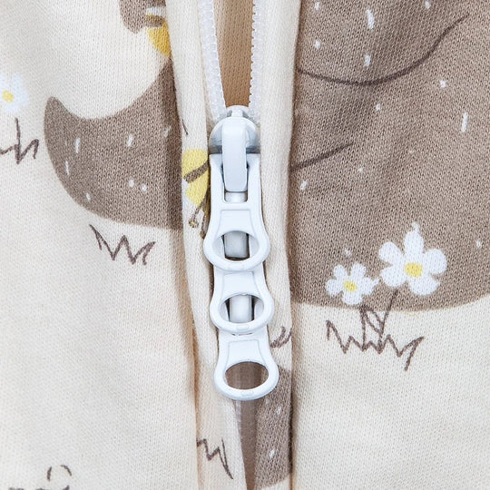 Gros plan sur la double fermeture éclair sécurisée de la gigoteuse à jambes pour bébé, motif ourson, en coton chaud et doux – Kalinatur.