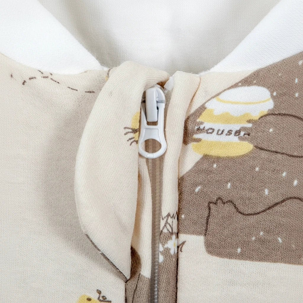 Gros plan sur la fermeture éclair sécurisée de la gigoteuse à jambes pour bébé, motif ourson, coton doux et chaud – Kalinatur.
