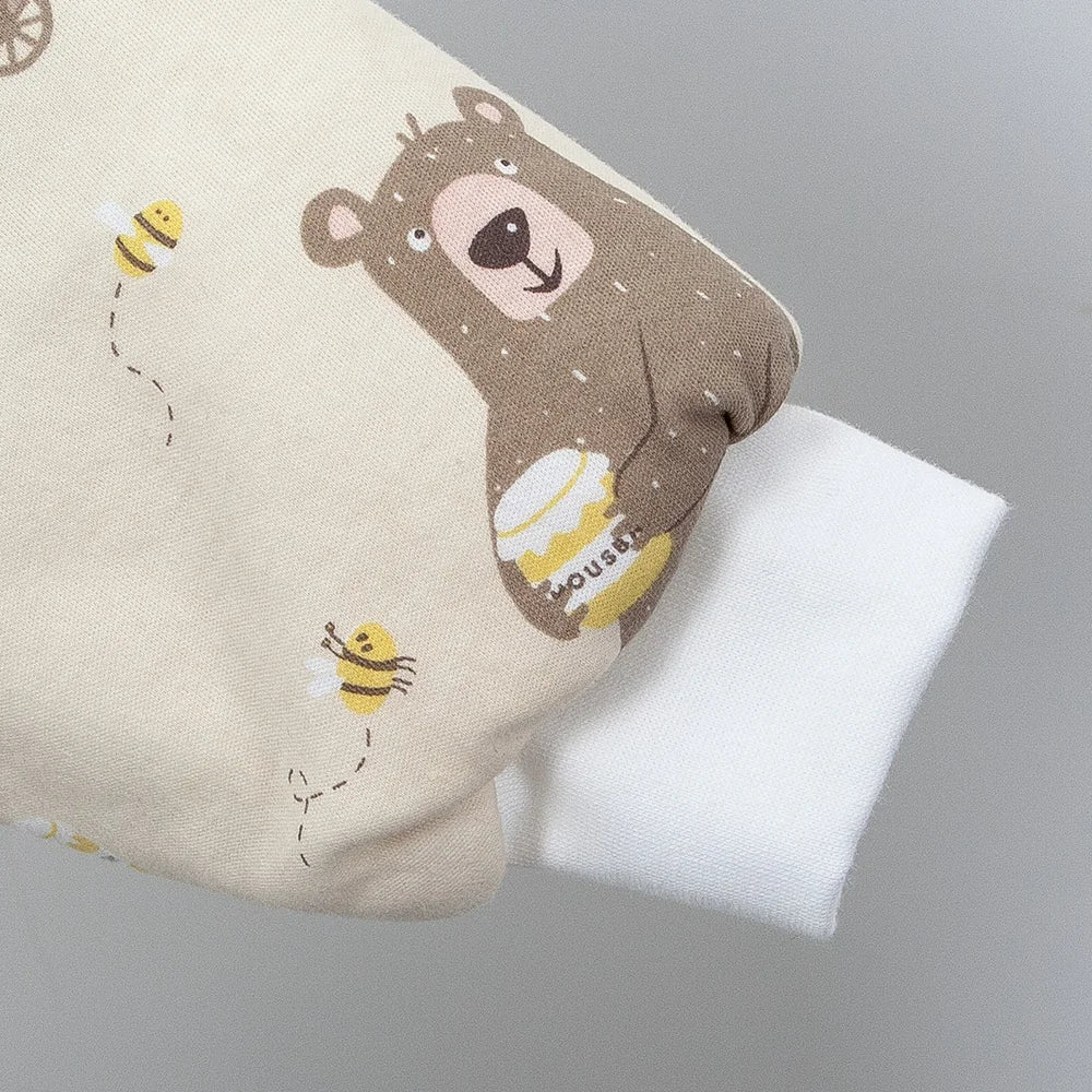 Zoom sur la manche douce et élastiquée de la gigoteuse à jambes pour bébé, motif ourson avec abeilles, en coton chaud et respirant – Kalinatur.