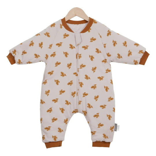 Gigoteuse pyjama bébé Kalinatur à manches longues, motif feuilles d’automne marron sur fond beige, chaude et confortable pour la saison froide.