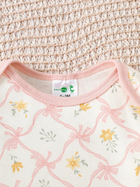 Détail du col d’un body bébé à motifs fleurs roses et jaunes, tissu doux et confortable Kalinatur.