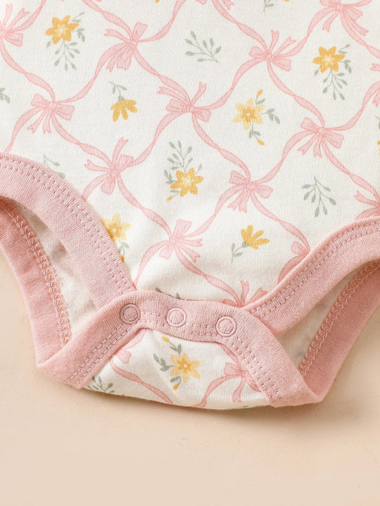 Détail de l’entrejambe d’un body bébé à motifs fleurs roses et jaunes, finition pressions pratique Kalinatur.