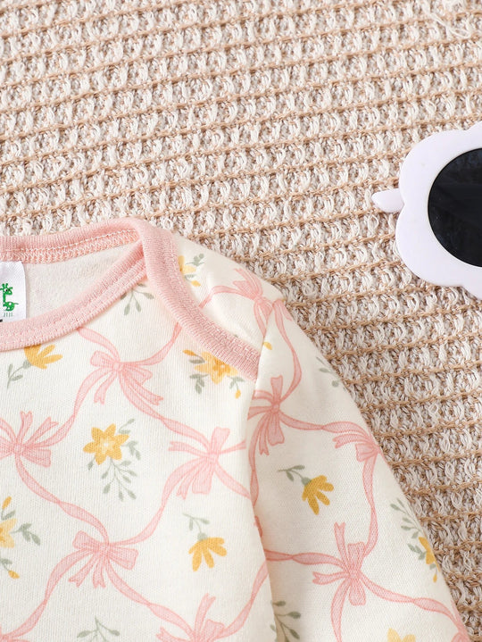 Détail des épaules d’un body bébé à motifs fleurs roses et jaunes, finition douce et confortable Kalinatur.