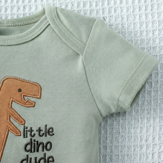 Gros plan sur le body bébé vert avec motif dinosaure et texte imprimé – collection Kalinatur