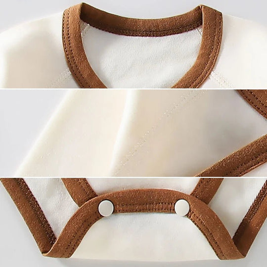 Détails du body bébé en coton écru Kalinatur : bordures marron contrastées et pressions solides pour un habillage facile.