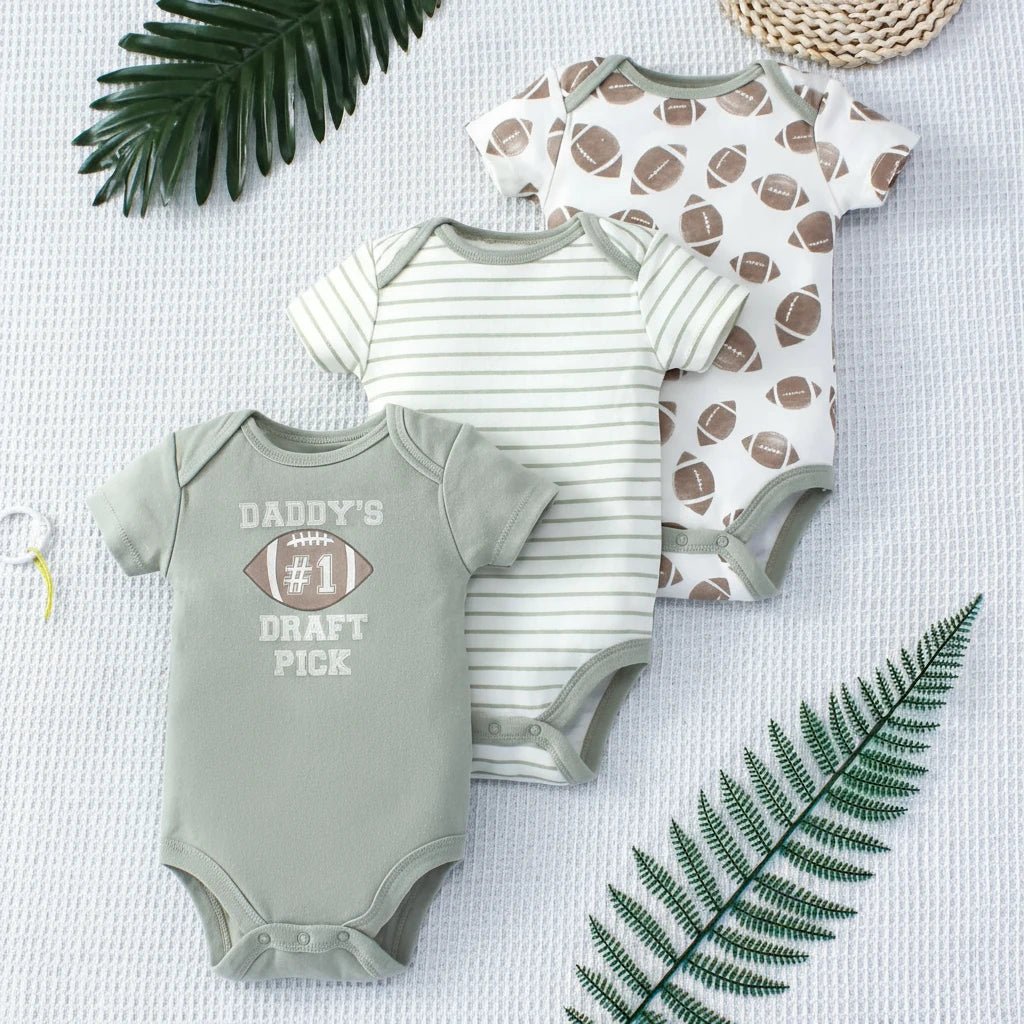 Lot de 3 bodies pour bébé sur le thème du football américain, avec un body “Daddy’s #1 Draft Pick”, un body à rayures et un body imprimé ballons – collection Kalinatur