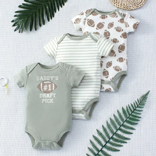 Lot de 3 bodies pour bébé sur le thème du football américain, avec un body “Daddy’s #1 Draft Pick”, un body à rayures et un body imprimé ballons – collection Kalinatur