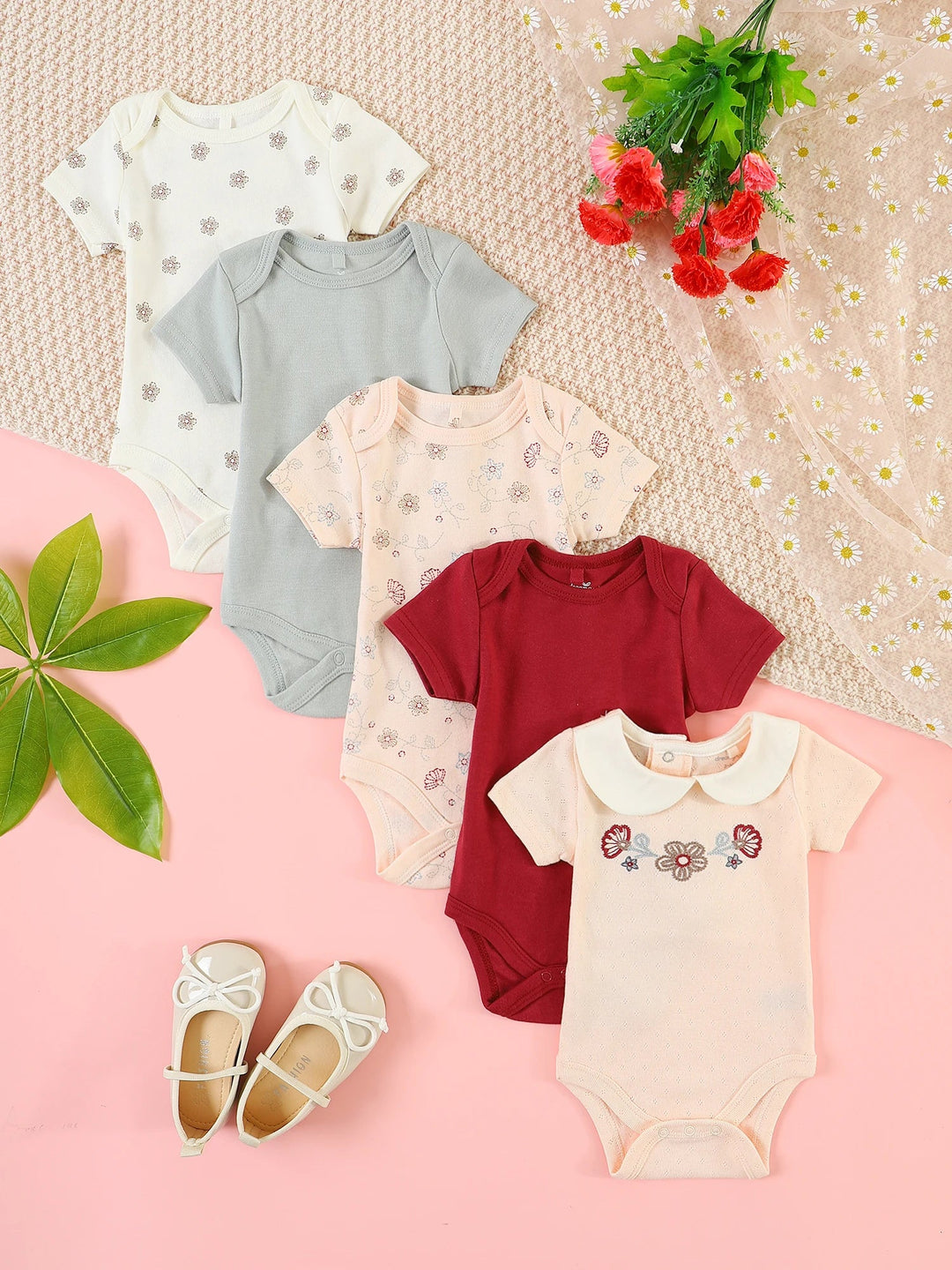 Lot de 5 bodies pour bébé en bleu, rouge et imprimés floraux, avec un body à col rond– collection Kalinatur