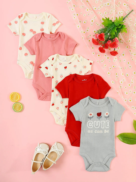 Lot de 5 bodies pour bébé, motifs fraises, uni rouge et rose, avec un body imprimé “Cute as can be” – collection Kalinatur