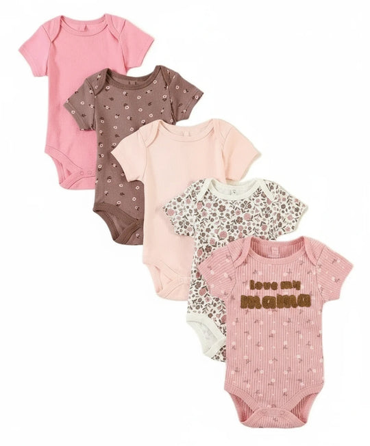 Lot de 5 bodies pour bébé en rose et marron, imprimés floraux, avec un body “Love my mama” – collection Kalinatur