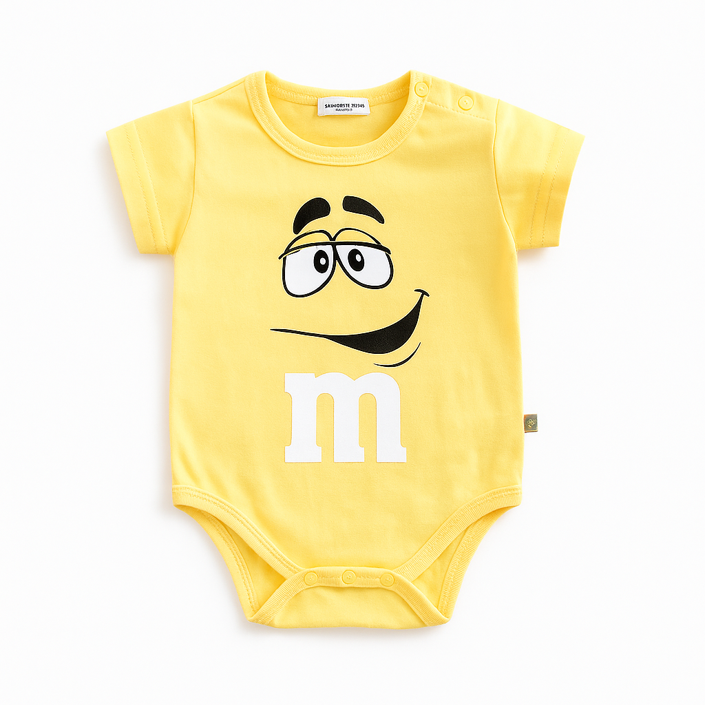 Body bébé jaune inspiré du M&M’s jaune avec grand sourire et expression joyeuse, vêtement coloré pour bébé.