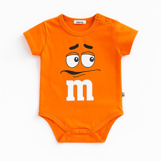 Body bébé orange inspiré du M&M’s orange avec expression surprise, vêtement rigolo et coloré pour enfant.