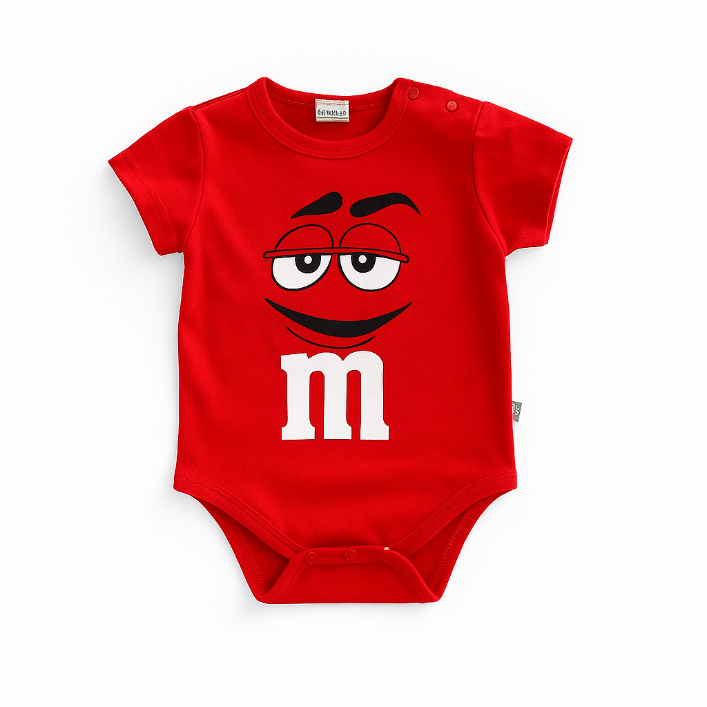 Body bébé rouge inspiré du personnage M&M’s avec visage drôle et imprimé blanc, vêtement coloré pour enfant.