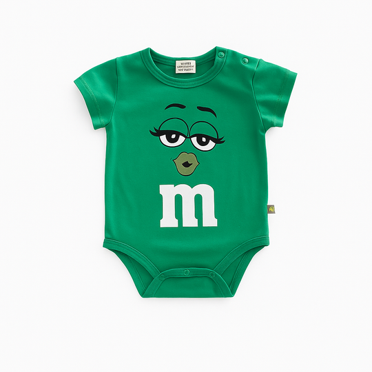 Body bébé vert inspiré du M&M’s vert avec visage féminin et bouche en forme de cœur, tenue amusante pour enfant.