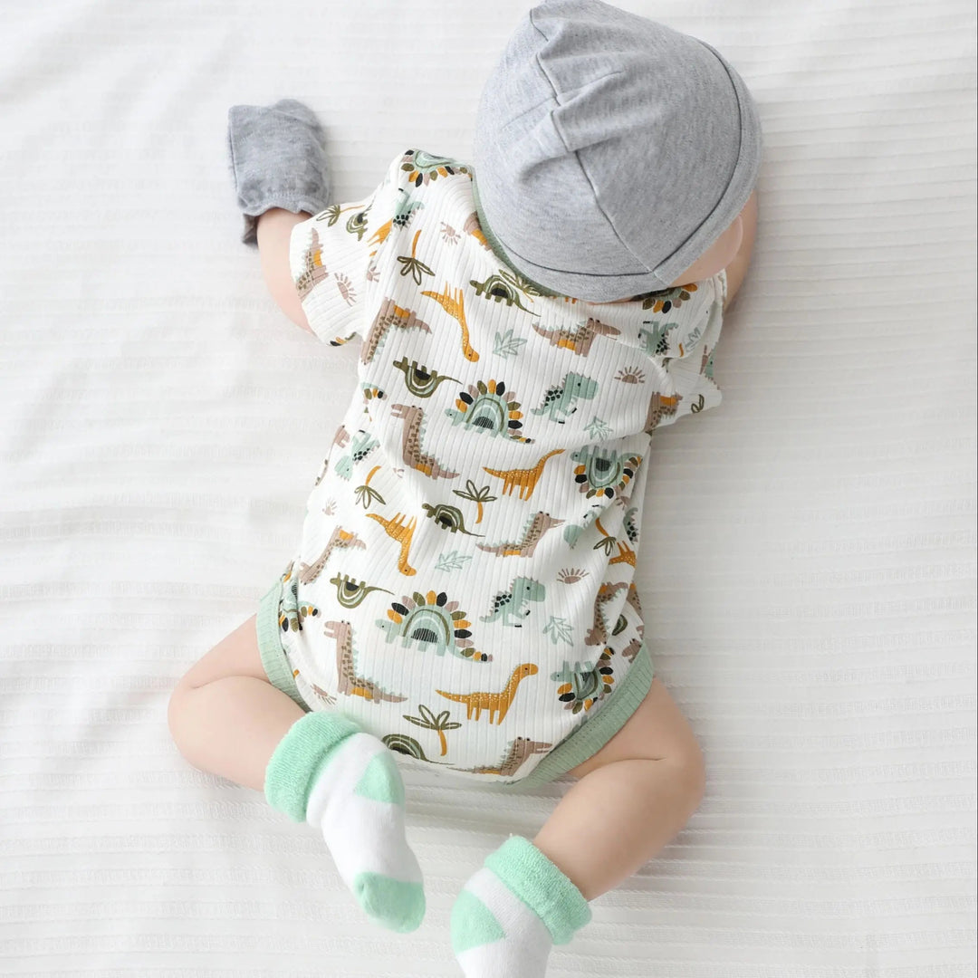 Bébé portant le body safari vert sauge Kalinatur – vue de dos