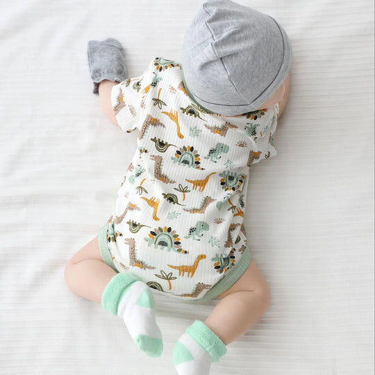 Bébé portant le body safari vert sauge Kalinatur – vue de dos