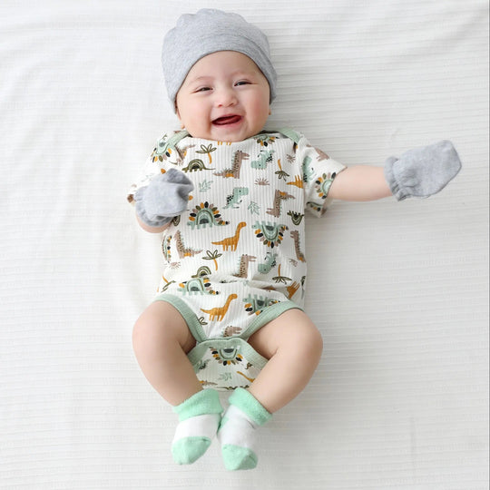 Bébé souriant portant le body safari vert sauge – Kalinatur