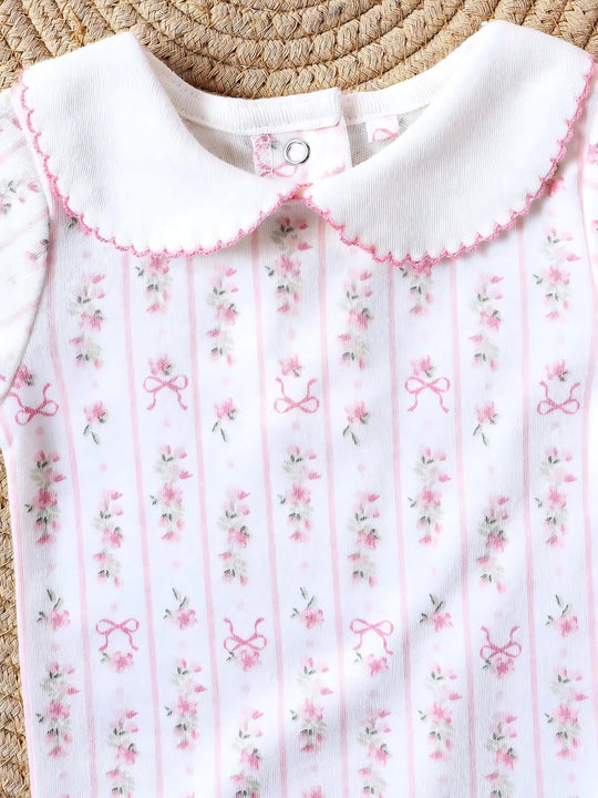 Gros plan sur le body bébé fleuri avec col Claudine et finitions roses – collection Kalinatur