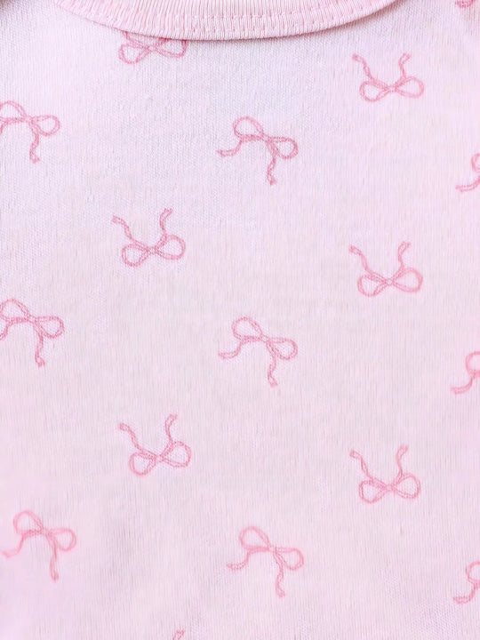 Gros plan sur le motif nœuds roses imprimé sur le body bébé – collection Kalinatur