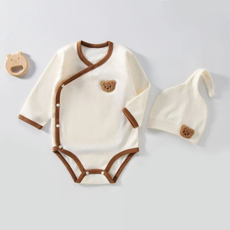Body croisé bébé en coton écru avec bordures marron et écusson ourson, bonnet assorti inclus, ensemble unisexe Kalinatur.