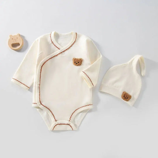 Body croisé bébé en coton écru avec écusson ourson et bonnet assorti, ensemble doux et unisexe Kalinatur.