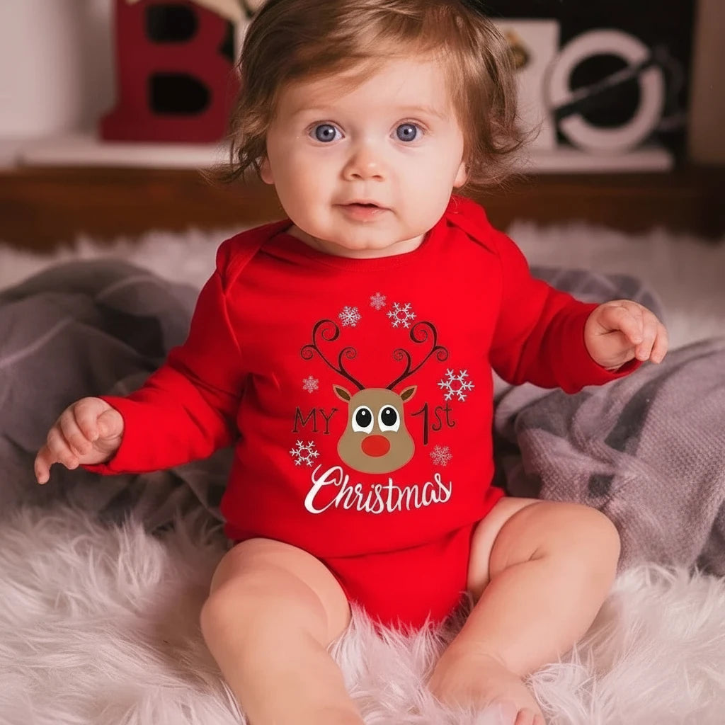 Bébé portant un body rouge Kalinatur motif renne “My 1st Christmas”, assis sur un plaid douillet.