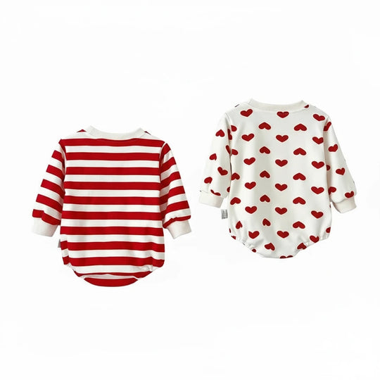 Dos de deux bodies bébé Kalinatur à manches longues : un modèle rayé rouge et blanc et un modèle blanc imprimé de cœurs rouges.