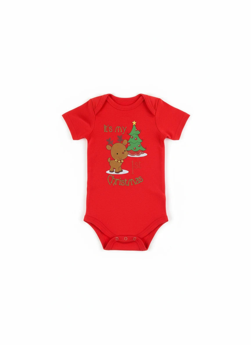 Body bébé rouge Kalinatur motif renne et sapin de Noël sur fond blanc.