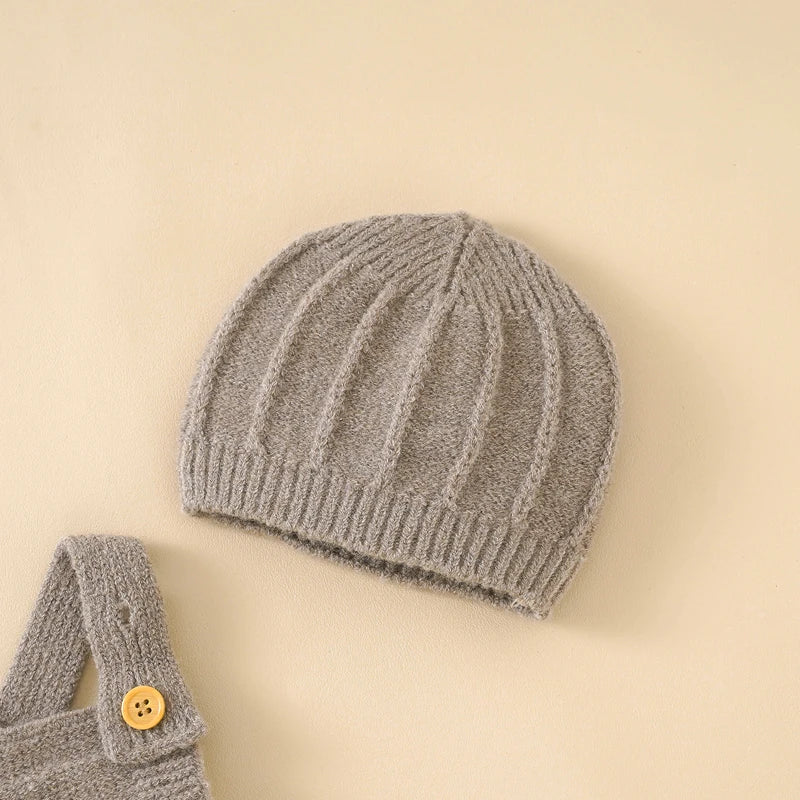 Bonnet bébé en tricot gris côtelé, accessoire doux et chaud.