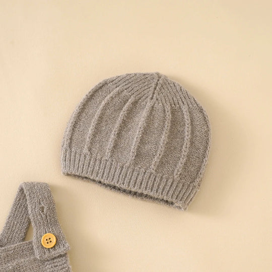 Bonnet bébé en tricot gris côtelé, accessoire doux et chaud.