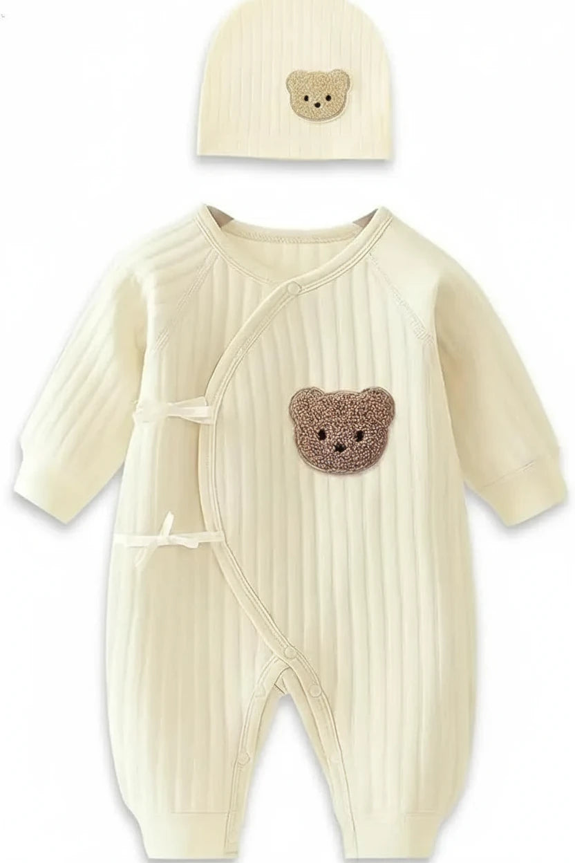 Ensemble bébé côtelé jaune pâle comprenant combinaison kimono croisé et bonnet assorti avec ourson.
