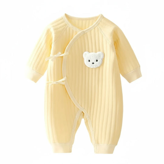 Combinaison bébé côtelée jaune pâle style kimono, avec patch ourson blanc sur la poitrine.