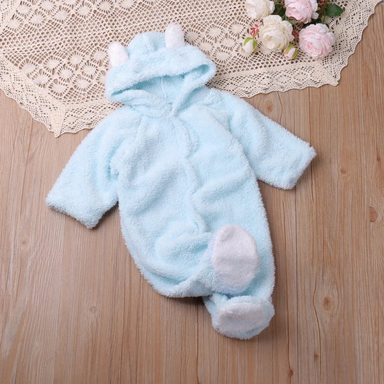 Combinaison bébé en fourrure bleu pastel Kalinatur avec oreilles blanches, tenue d’hiver ultra douce.