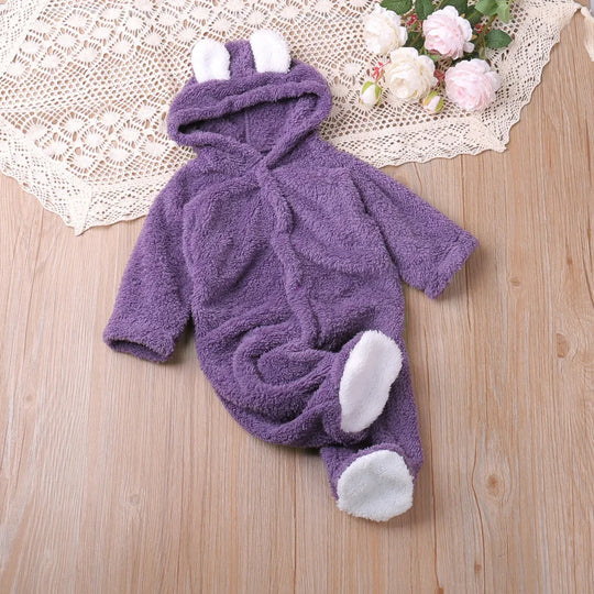 Combinaison bébé en fourrure violette Kalinatur avec oreilles blanches et pieds renforcés, tenue lapin douce.
