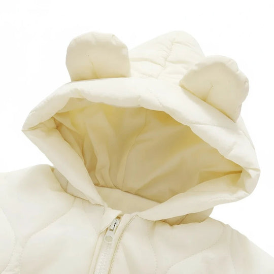 Capuche crème de combinaison bébé avec oreilles d’ourson rembourrées.