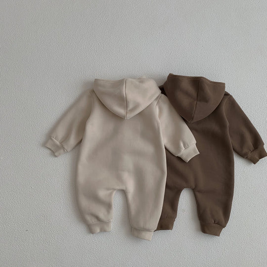 Dos des combinaisons bébé beige et marron avec capuche, tissu chaud et doux.