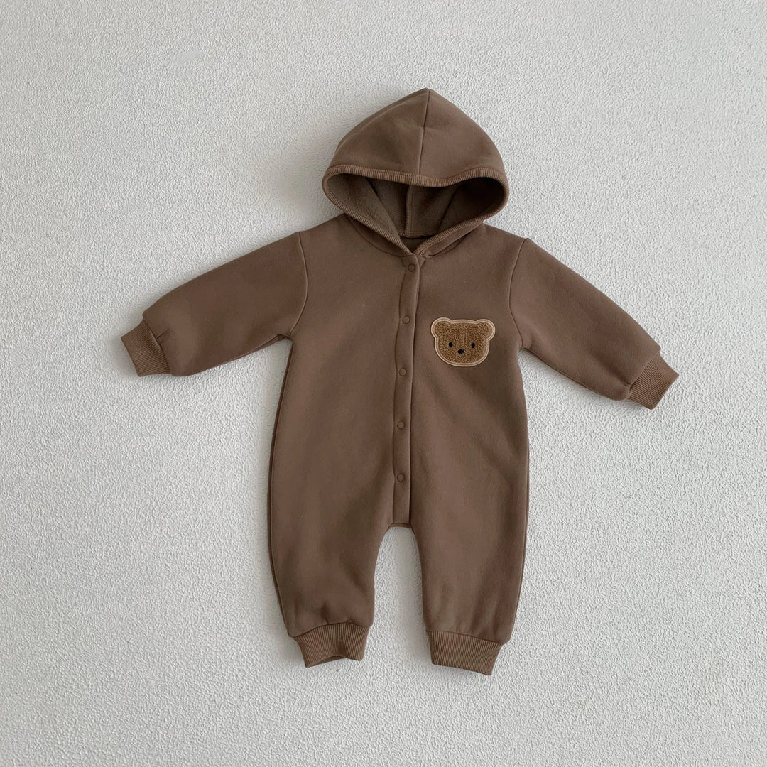Combinaison bébé marron avec capuche et patch ourson, tenue chaude et confortable pour nouveau-né.