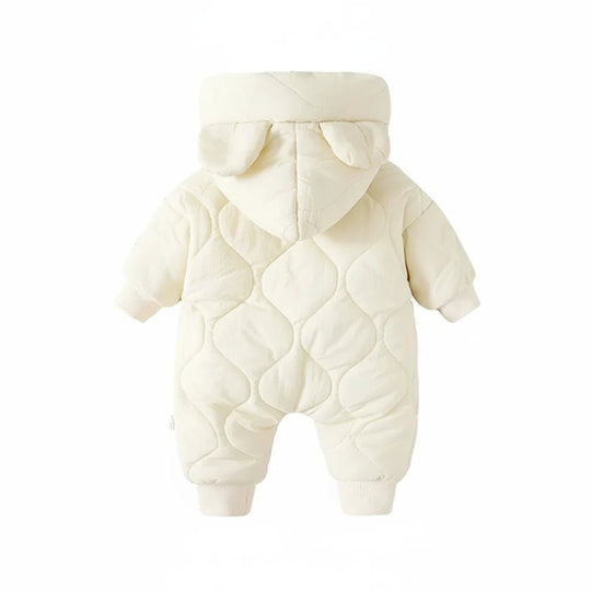 Vue arrière de la combinaison d’hiver bébé crème avec capuche à oreilles.