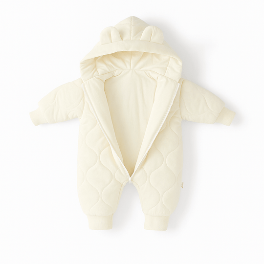 Combinaison bébé crème ouverte montrant l’intérieur doux et rembourré.