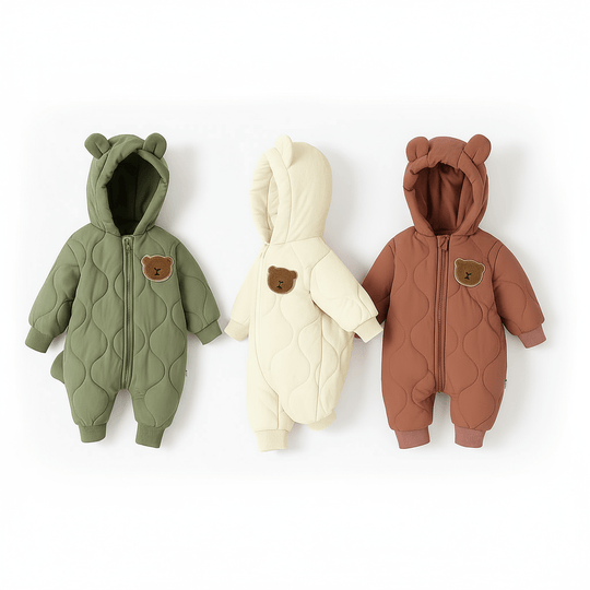 Vue arrière et latérale de trois combinaisons d’hiver bébé à capuche ourson, couleurs vert, crème et marron.