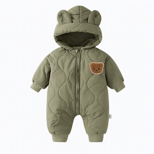 Combinaison d’hiver bébé vert sauge avec capuche à oreilles et broderie ourson.