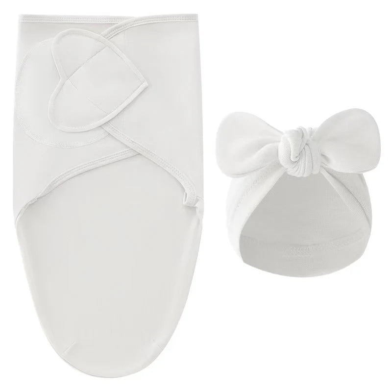 Couverture d’emmaillotage blanche 100 % coton avec bonnet assorti pour bébé.