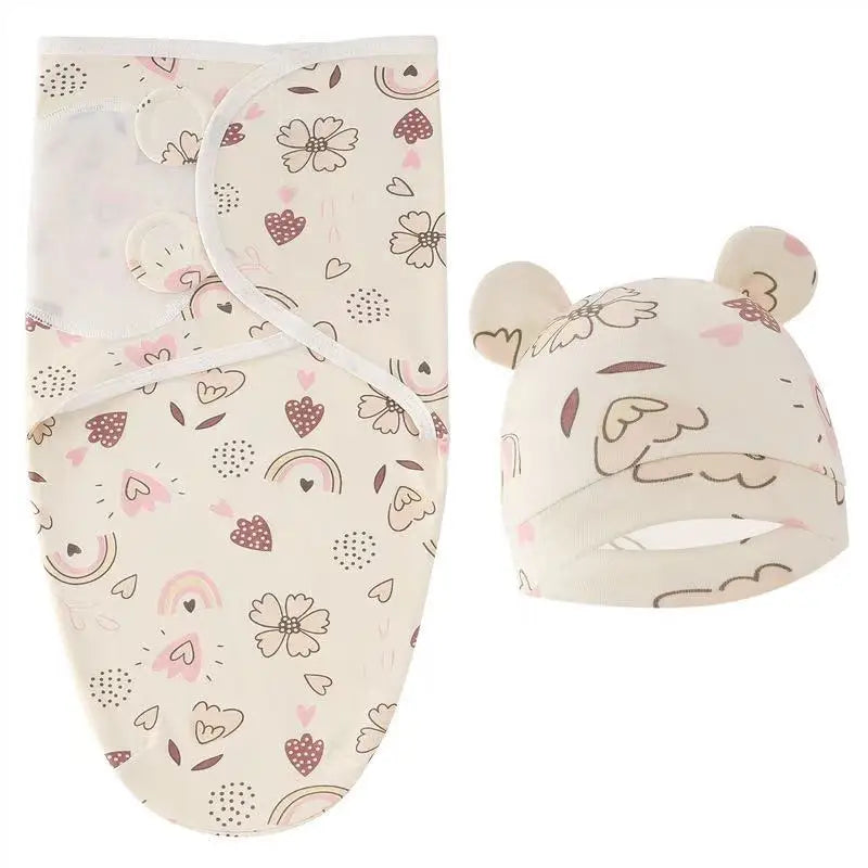 Couverture d’emmaillotage 100 % coton motif cœurs et arcs-en-ciel avec bonnet à petites oreilles.
