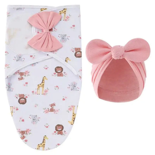 Couverture d’emmaillotage 100 % coton motif safari avec bonnet rose assorti pour bébé.