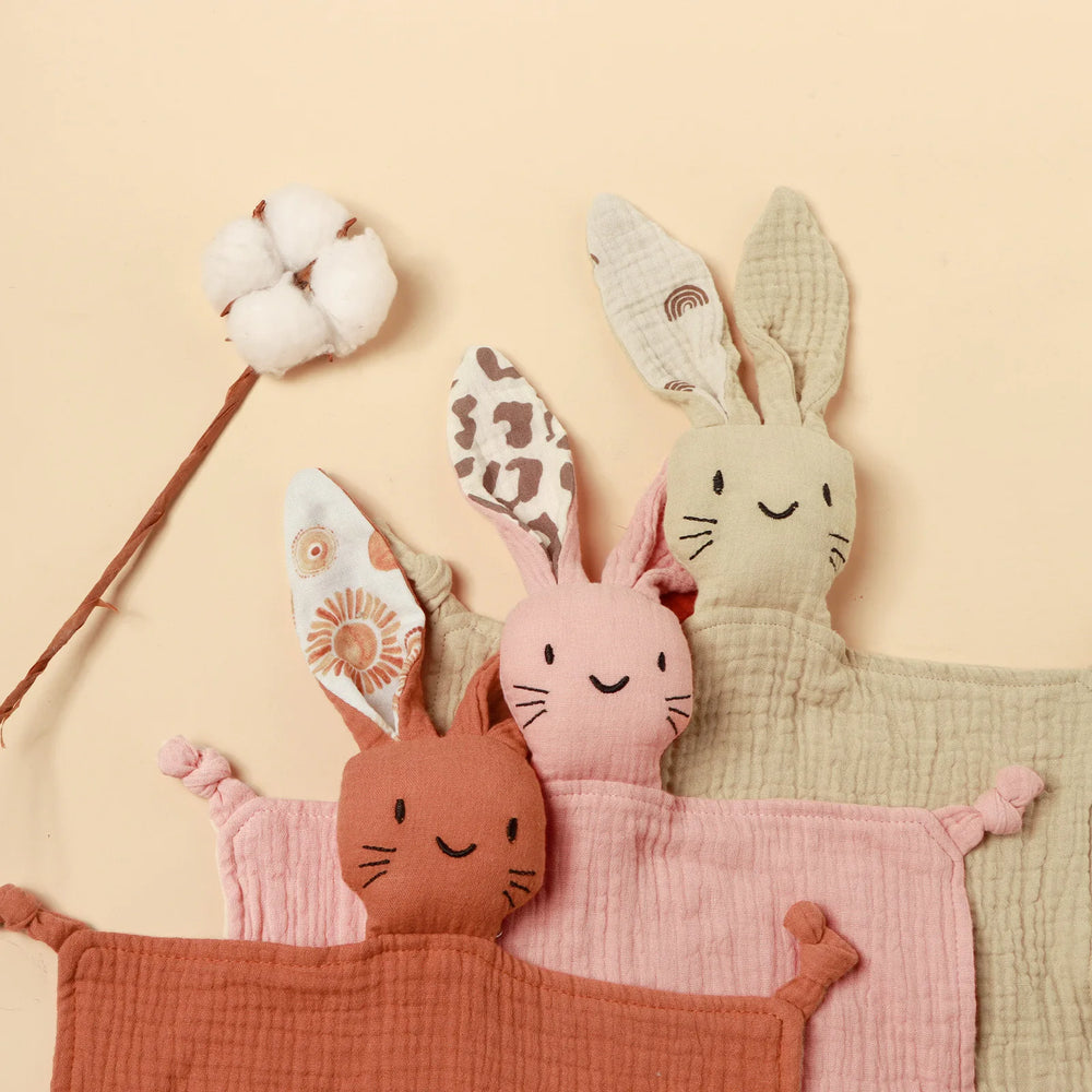 Doudous lapins en mousseline avec détails d’oreilles imprimées et coton doux