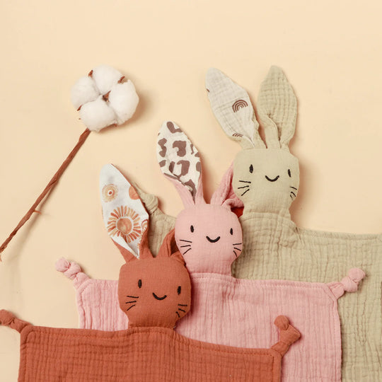 Doudous lapins en mousseline avec détails d’oreilles imprimées et coton doux