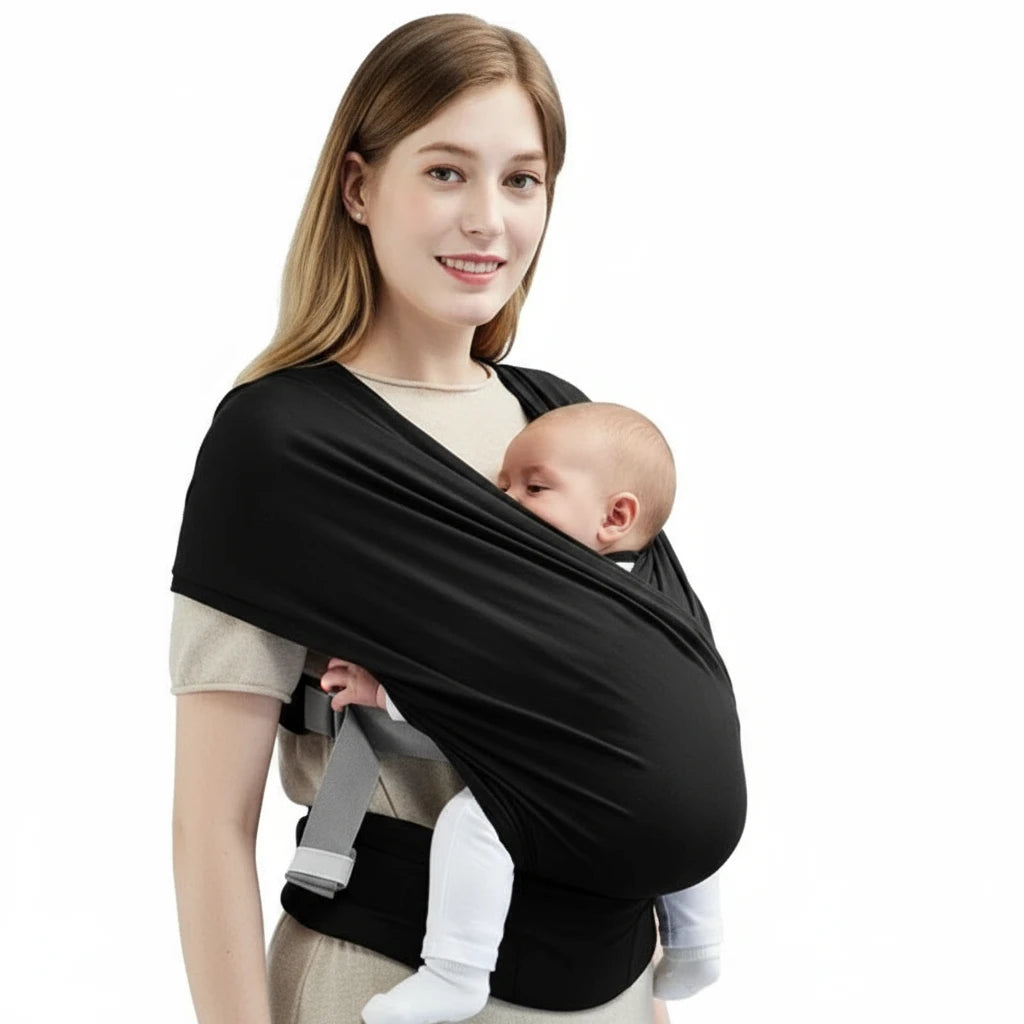 Maman portant son bébé dans une écharpe noire Kalinatur, portage latéral ergonomique.
